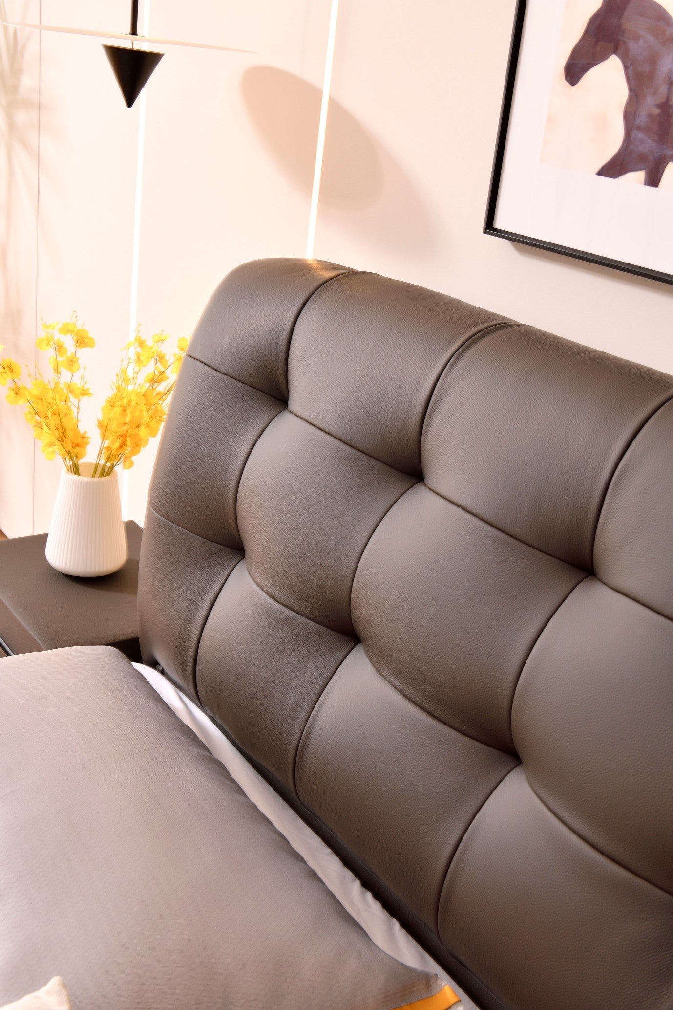 Leather Queen And King Size Beds Suitable For Master Bedrooms