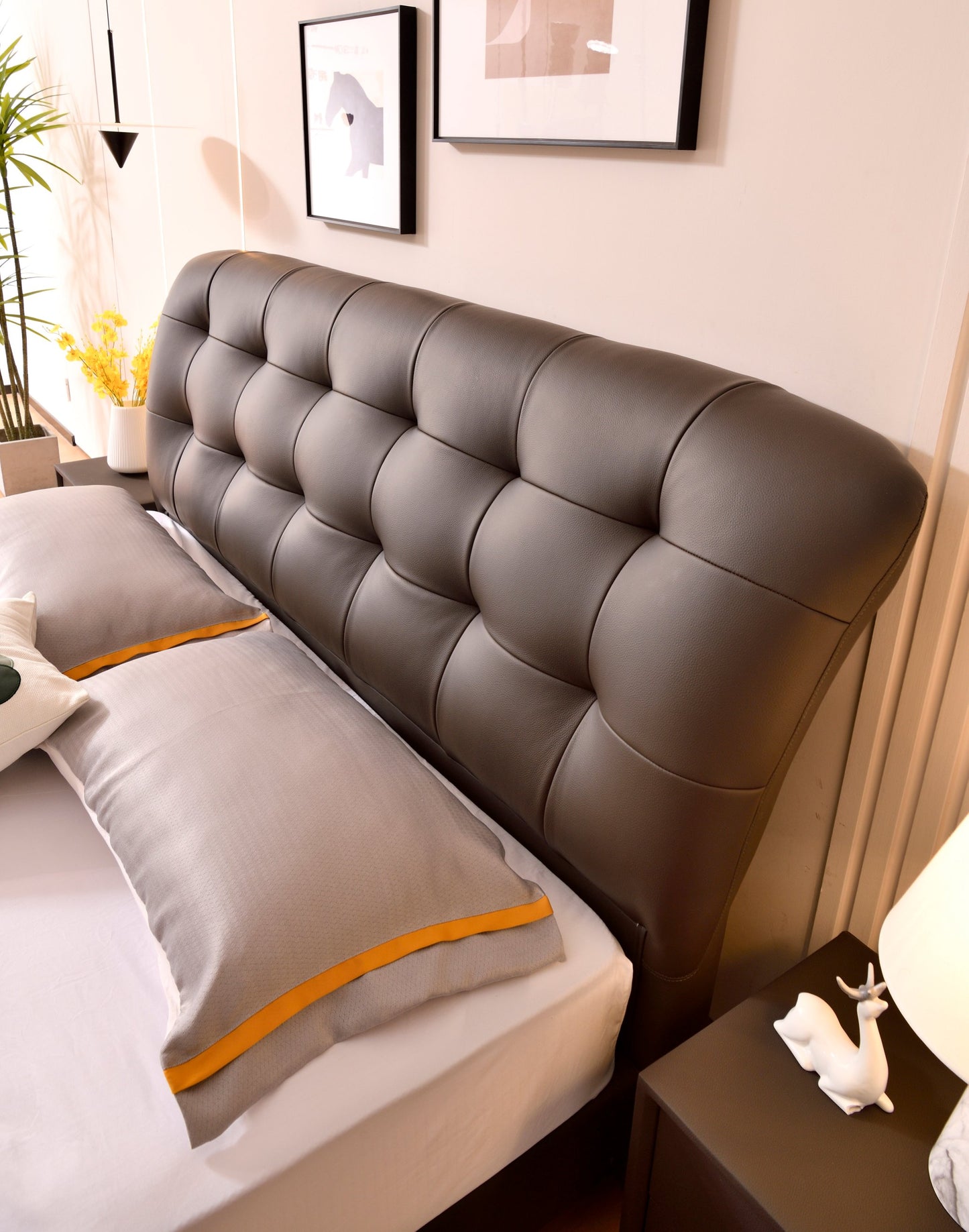 Leather Queen And King Size Beds Suitable For Master Bedrooms